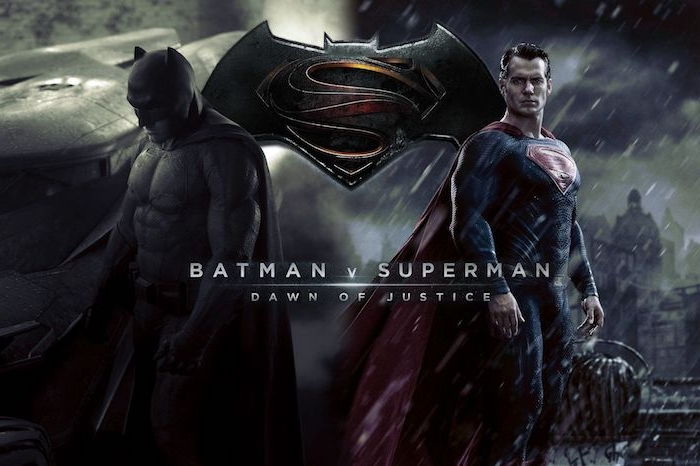 her viser vi deg plakater av filmen batman v superman og en kombinasjon av de to logoerene til batman og supermannen