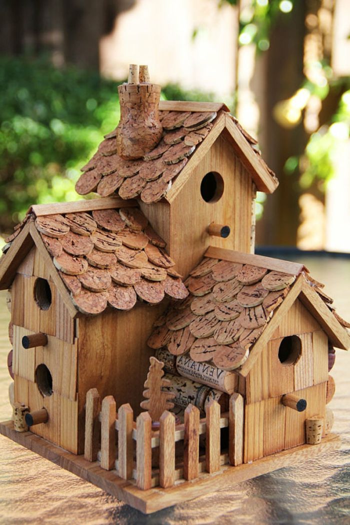 Drewniane birdhouses i korkociągi sprawiają, że projekty DIY DIY dla ptaków mogą cieszyć się
