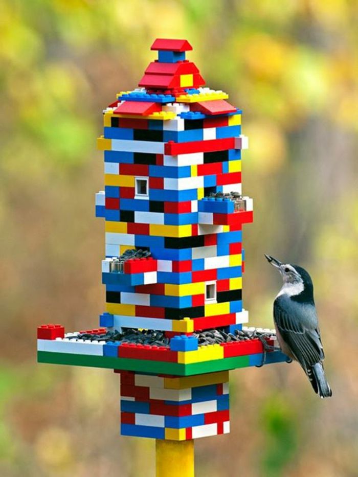 Tworzenie birdhouse z zestawu, świetny pomysł na majsterkowanie dla dzieci, ptaszek zjada nasiona słonecznika