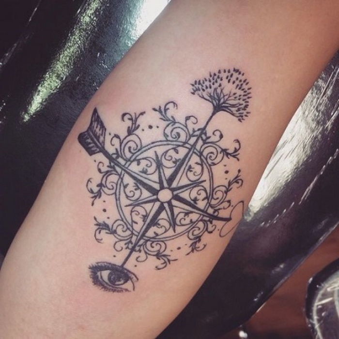 kolejny pomysł na czarny tatuaż z drzewem i oczami i czarnym kompasem na dłoni