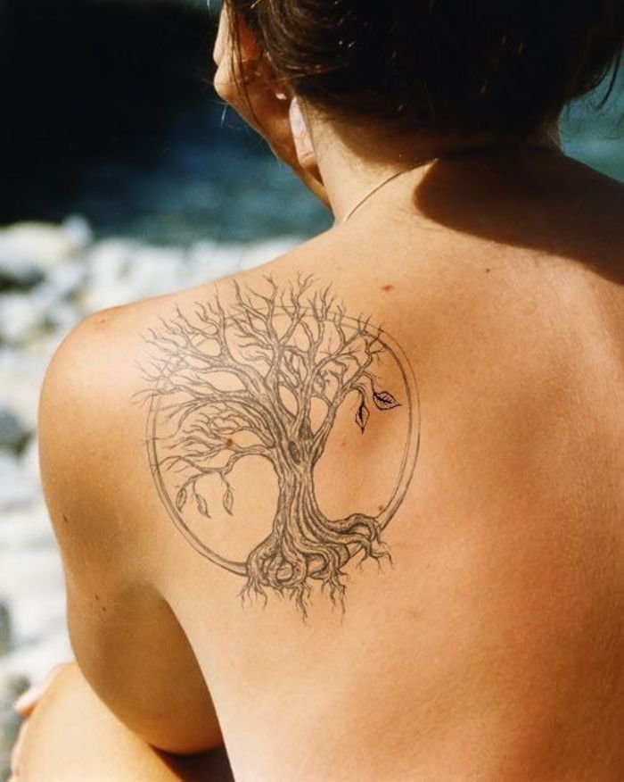 Świetne pomysły na tatuaże pleców, motywy kobiece tatuaży, tatuowanie drzewa