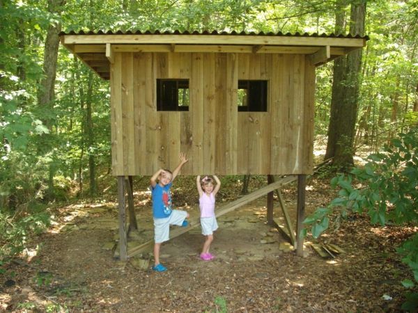 oynamak treehouse-in-orman-kız-ve-oğlan