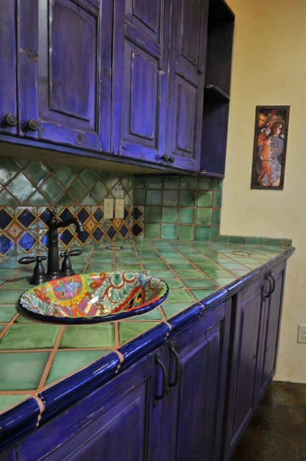 maža mėlyna virtuvė su įdomiu kriaukle