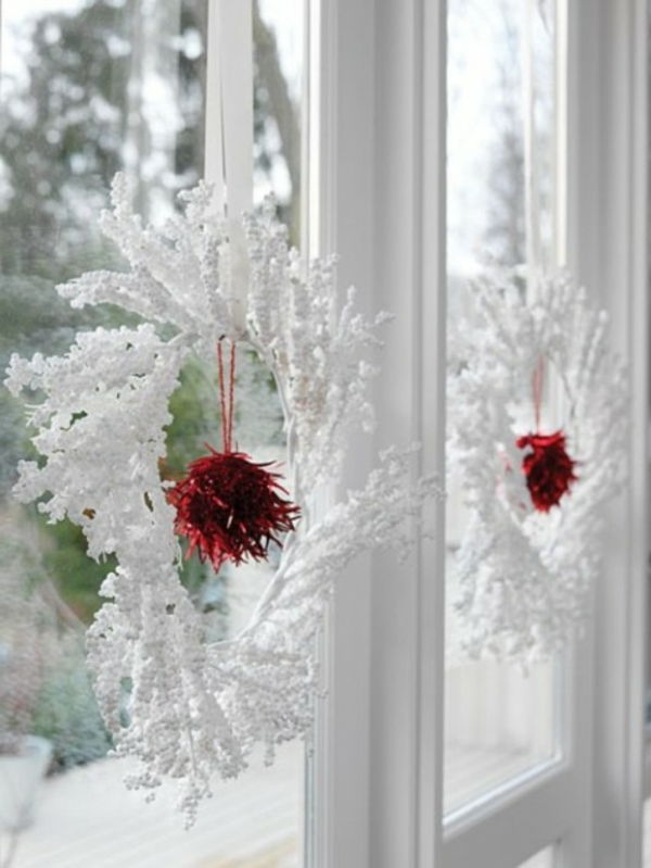 vit juldekoration - fönster med vita kransar på den