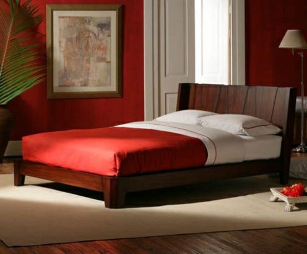 posteľ v spálni s červeným farebným dizajnom