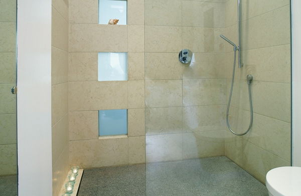 chodníčka v úrovni sprchovej kabíny zo skla zaujímavého dizajnu stien