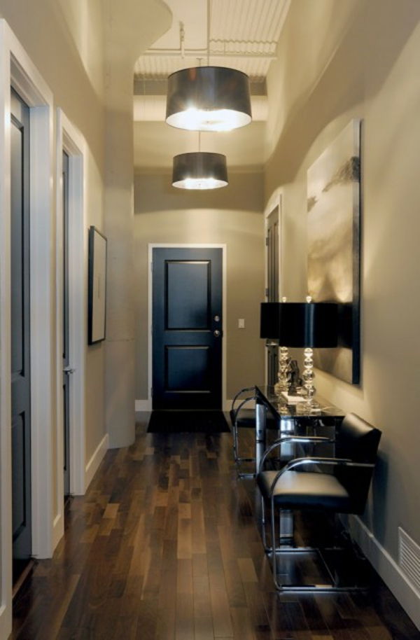 beige-färg-för-korridor med två ljuskronor
