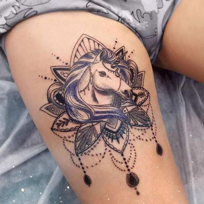 ben tatuering, enhörning, lila och svart, kvinnliga tatuering motiv, tatuering på låret