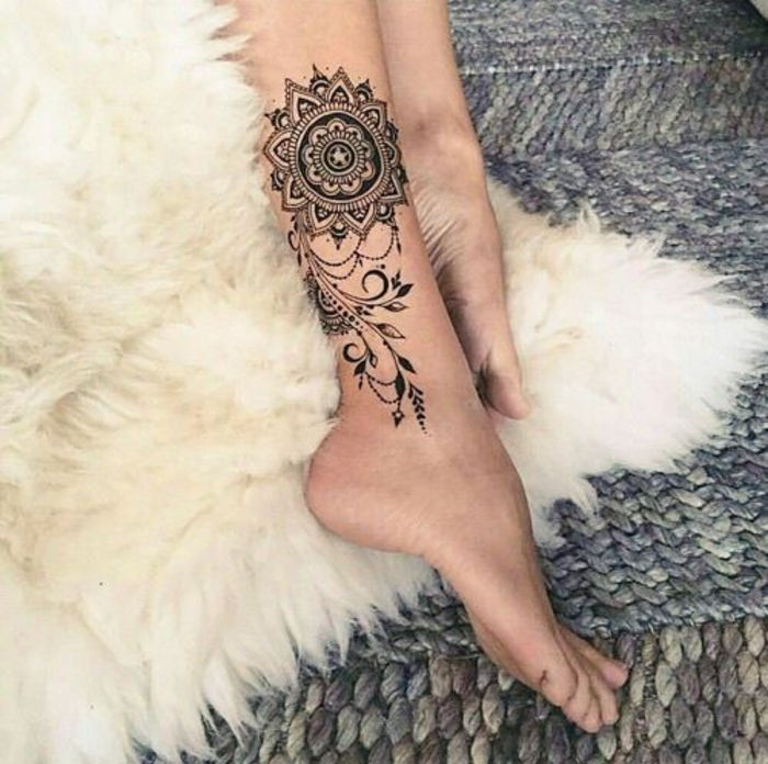tatuaż na nodze, mandala, motywy kobiece, czarny, dla kobiet