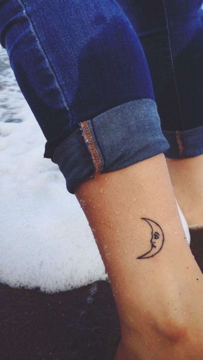 tatuaggio su caviglia, piccola luna, motivi femminili, tatuaggio sulle gambe