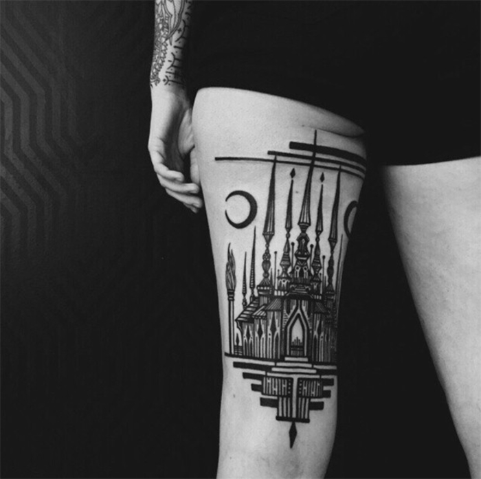 tatuaż na udzie, wieża, pomysł dla kobiet, tatuaż nóg, z tyłu