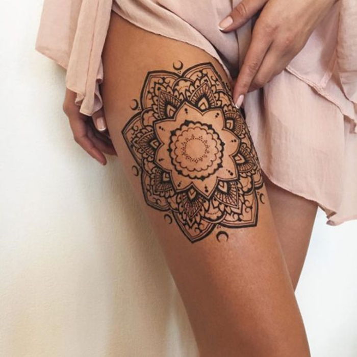 tetovanie na stehne, mandala, dámske motívy, tetovanie na nohy pre ženy
