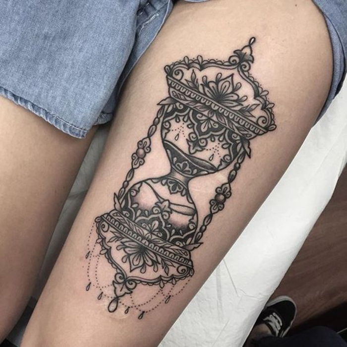 tatuering på låret, timglas, ben tatuering, motiv för kvinnor