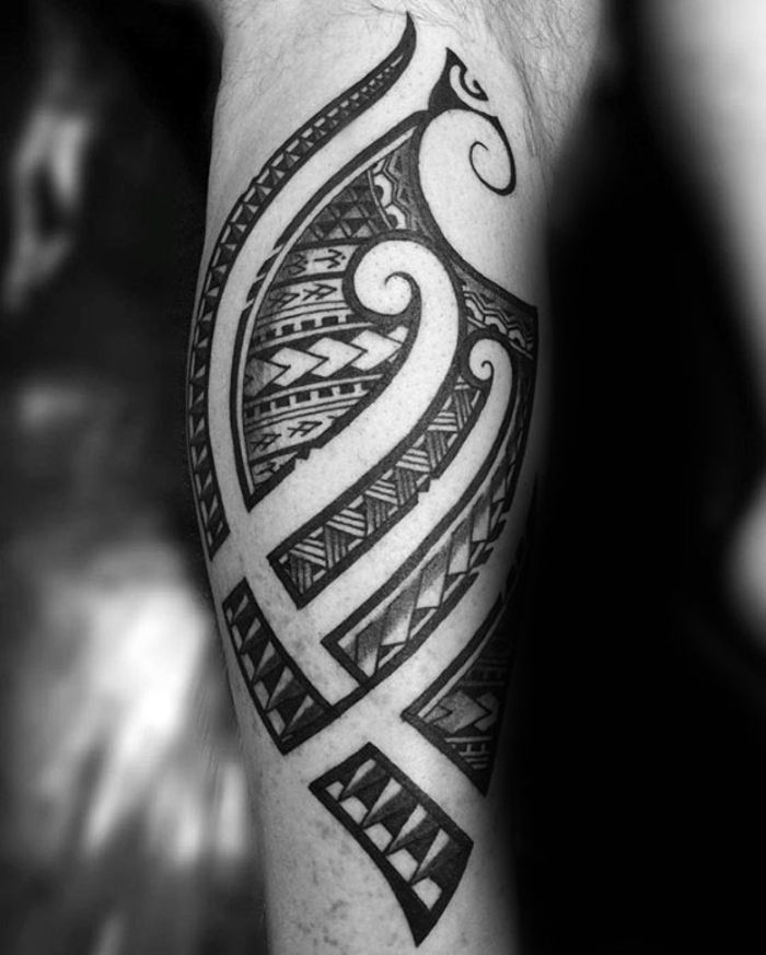 buzağıda dövme, erkekler için dövme motifleri, kabile tasarımı, polinezya motifleri