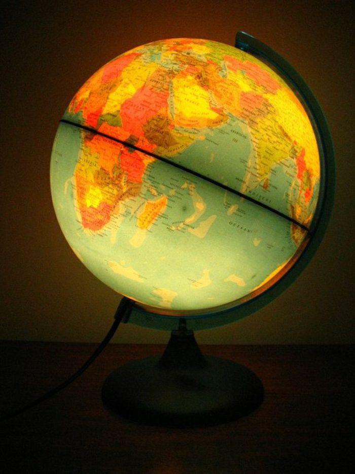 osvetljen globus svetilka, prijetno vzdušje