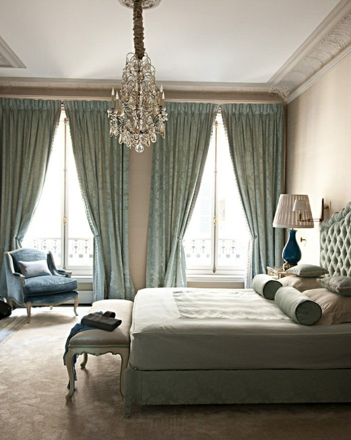 belysning-i-elegant-romantiska sovrum-stora-ljuskrona