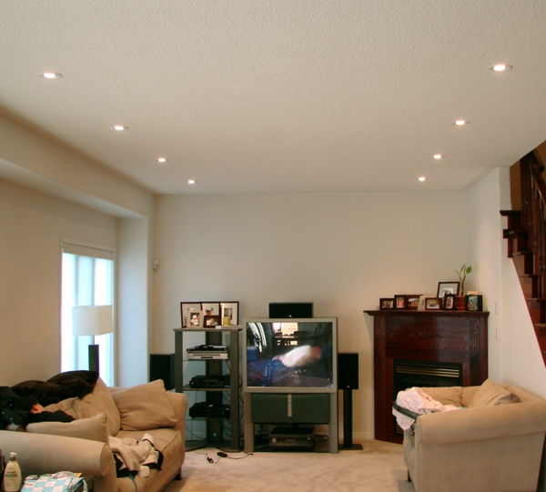 belysning-idéer-för-vardagsrum-vacker design-beige soffa med kasta kudde