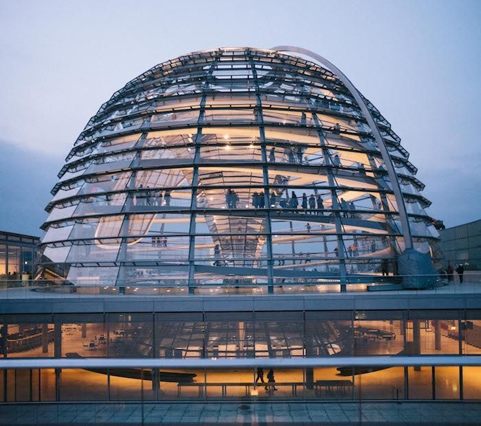 mest populära resmål i tyska huvudstaden berlin besök byggnaden av rådhuset glasbyggnad rådhus