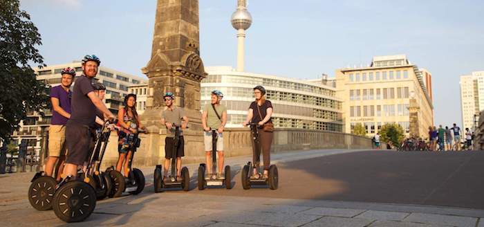 mest populära resmål i europa och tyskland berlin en stadstur med segway moderna ungdomar