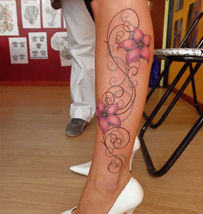 väčšina tetovanie pre ženy, farebné tetovanie s ružovými kvetmi