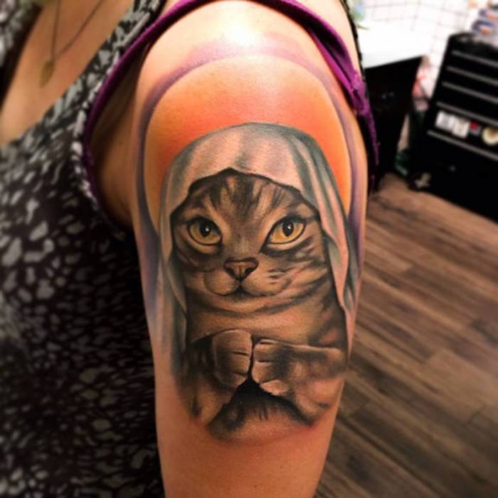 tattoo-suggesties, kleurrijke tatoeage met kattenmotief