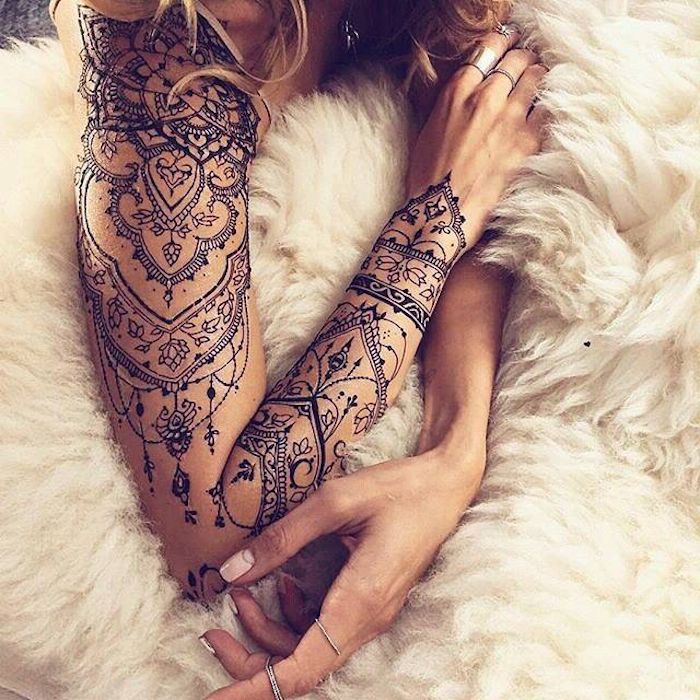 meest populaire tatoeages, mandala tatoeage met veel elementen op de arm