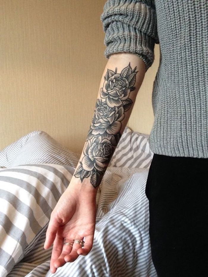 tatueringsförslag, dam med grå blus och tatuering med ros motiv
