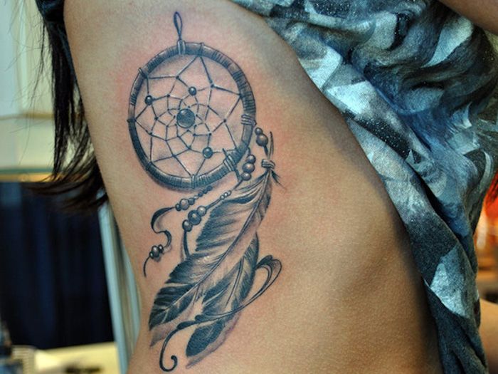 tattoo-suggesties, dromenvanger met veren aan de lichaamszijde