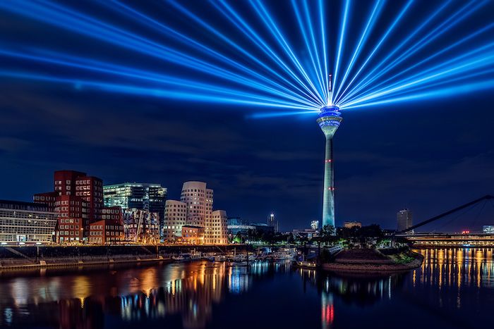 mest populära semestermål magiska stunder i Düsseldorf en fascinerande tysk stad på kvällsbelysningen