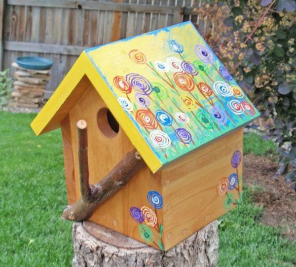 Painted Bird hranjenje hiše-od-les na vrtu