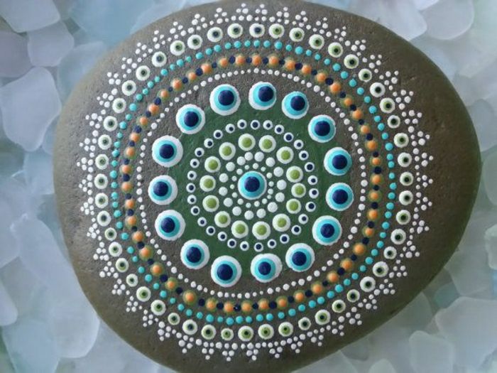model Mandala pictat piatră puncte
