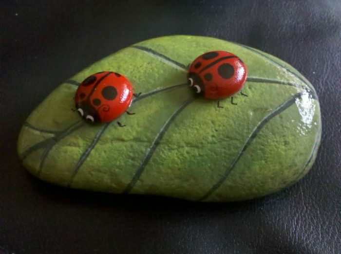 malt stein grønne blad to Ladybug
