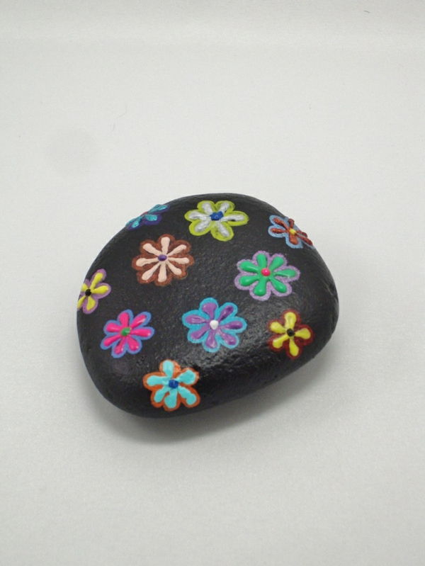 målad sten med blomsterdekoration idé