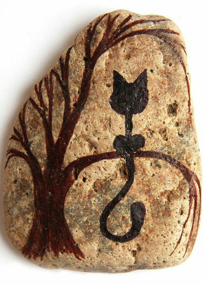 målad sten-black-cat-träd väl kokett
