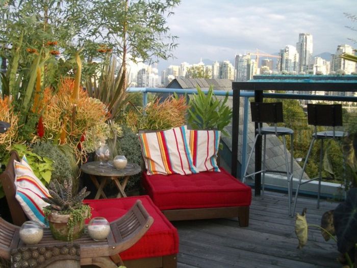 rastlinná strešná terasa barová stolička červené čalúnenie