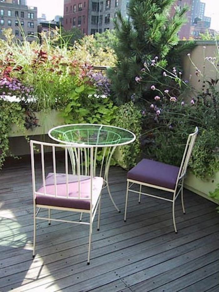 bepflanzung- strešná terasa a okrúhleho stola s prácou dve stoličky