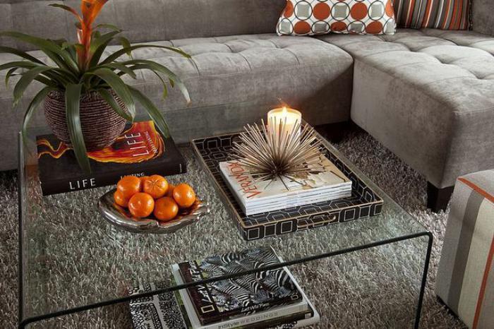 bekväm grå soffa fluffig matta glas vardagsrum Soffbord