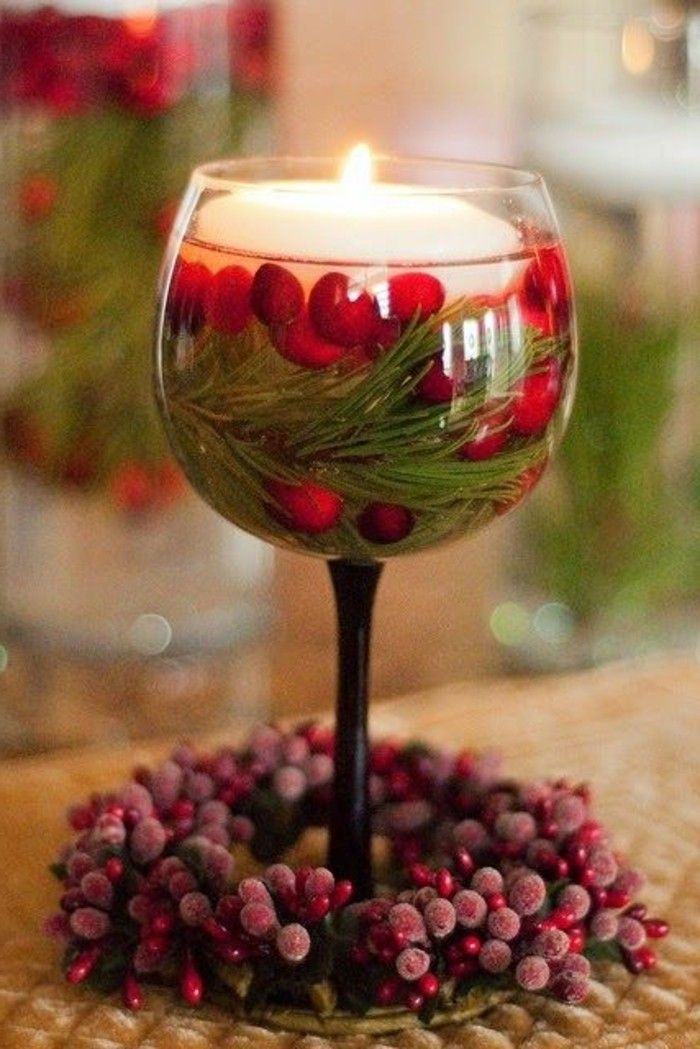 specialiųjų žvakės-in-stiklo-su-raudonais-vaisių