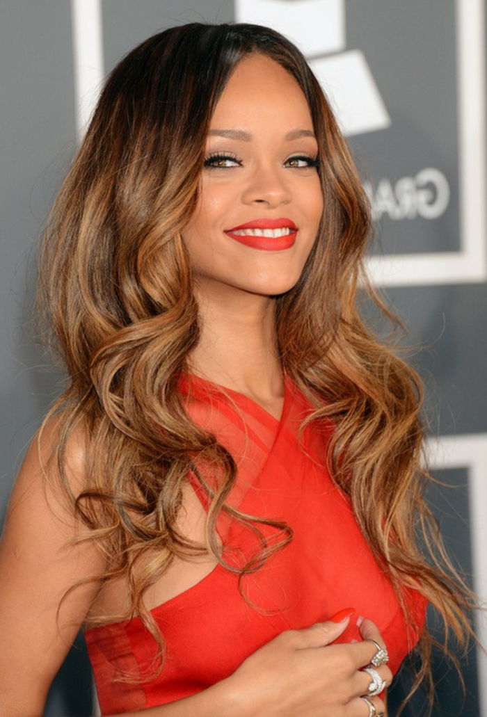 Rihanna penteados vestido vermelho e um cabelo de cabelo comprido batom vermelho