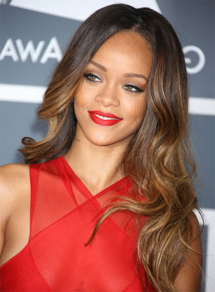 Rihanna coafuri pe covorul roșu cu rochie roșie și ruj roșu