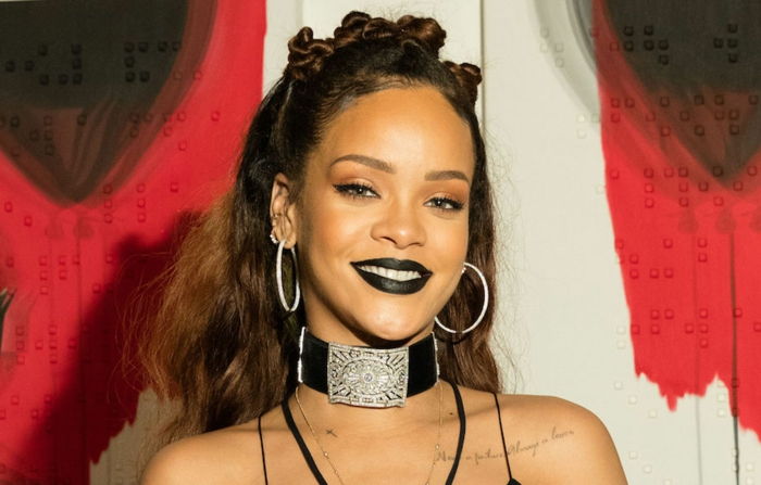 Batom preto para cabelo trançado de olhar gótico - penteados Rihanna