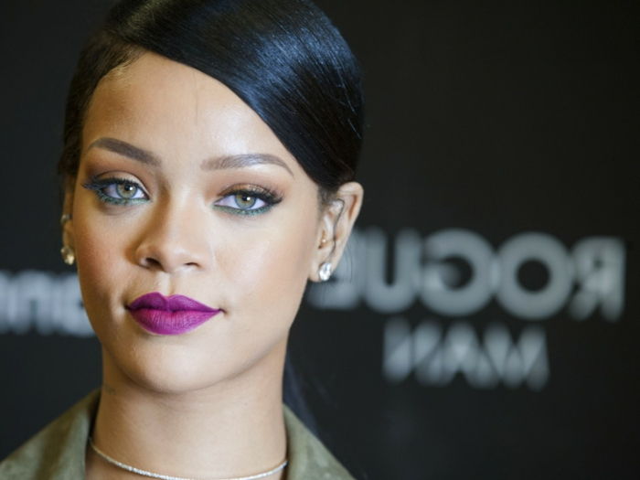 Rihanna coafuri - ruj violet o coafura stricta cercei mici diamant
