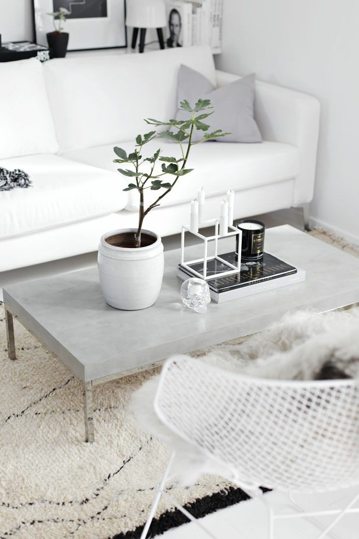 betong-table-vardagsrum-med-en-vit-soffa
