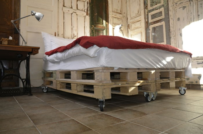 bed-of-euro pallets Roller creatief idee