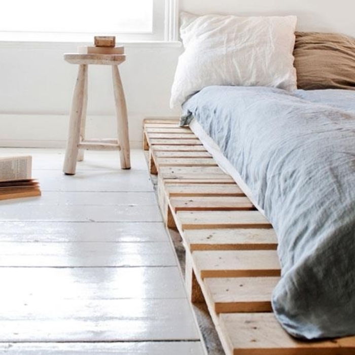 lova-of-padėklų ir Viduržemio paprasta-skandinaviško miegamojo interjerą