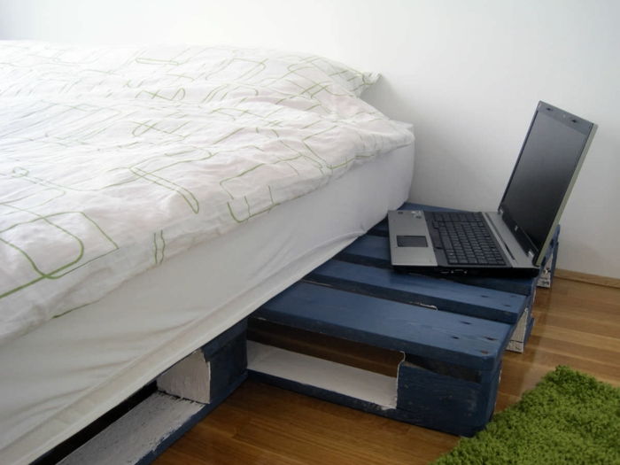 bed-of-pallets Euro-zelf-make-wit-blauw-laptop nachtkastje