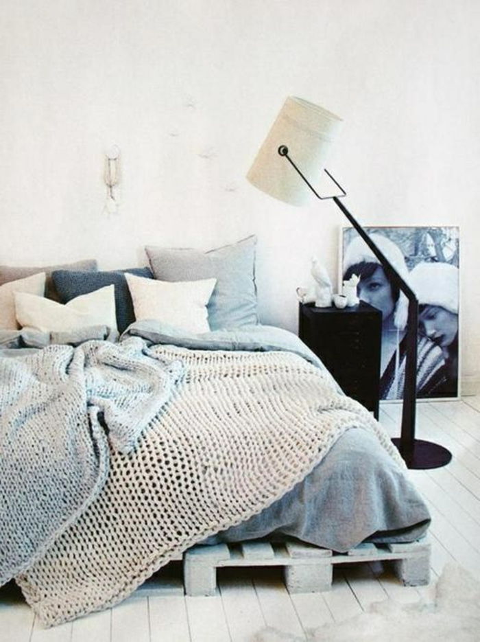 bed-of-pallets-knusse slaapkamer pastel kleuren