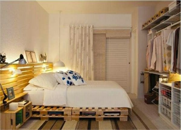 seng-off-paller - koselig belysning og hvitt sengetøy