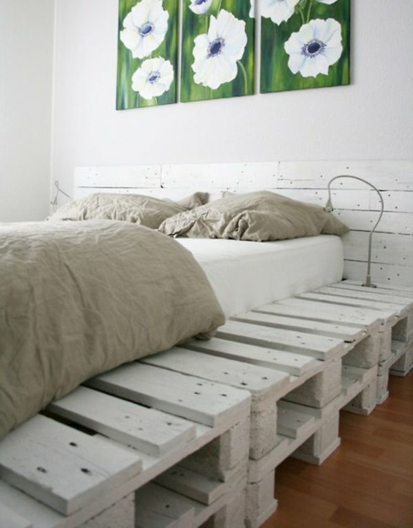 bed-van-pallet-in-wit - prachtige foto's aan de muur