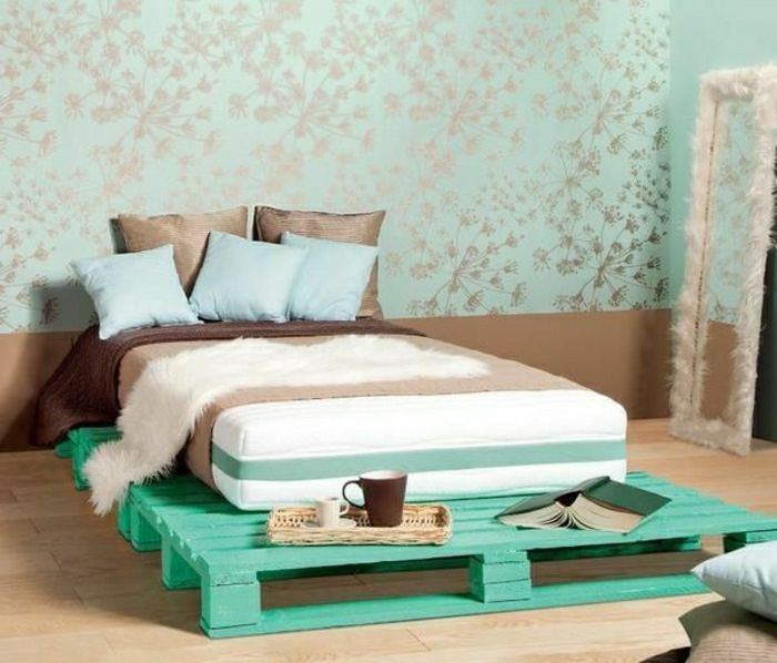 lova-savo-statyti lovą iš padėklų rėmelį mėtų spalvos čiužinys-mėlyna-ruda-pagalvėlė Kailiniai dėklas kavos puodeliai
